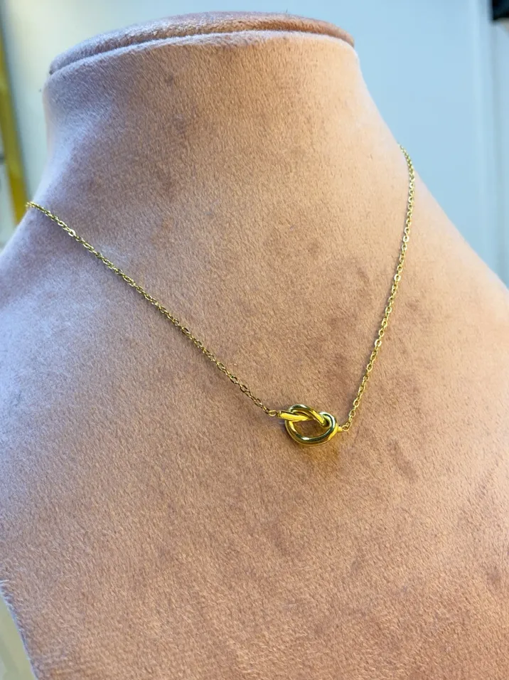 Collar corazón nudo